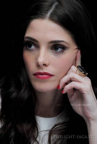  New portraits of Ashley Greene from the Comic Con 2012