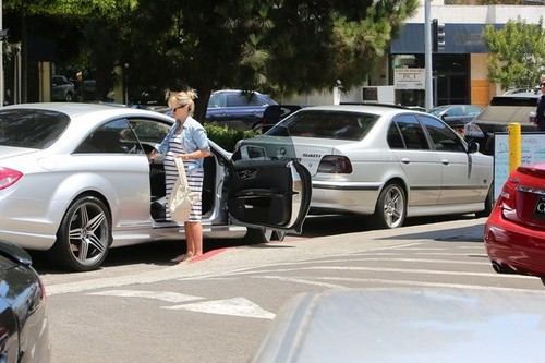 Reese Witherspoon Gets Coffee [August 5, 2012]