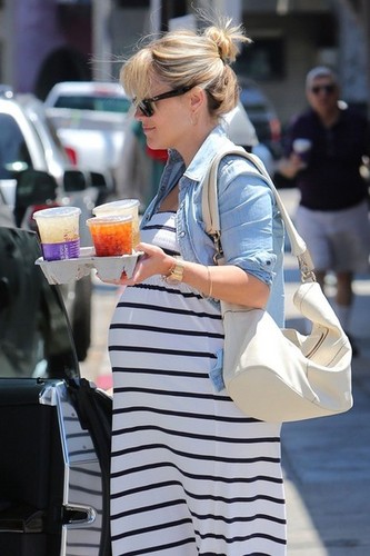  Reese Witherspoon Gets Coffee [August 5, 2012]