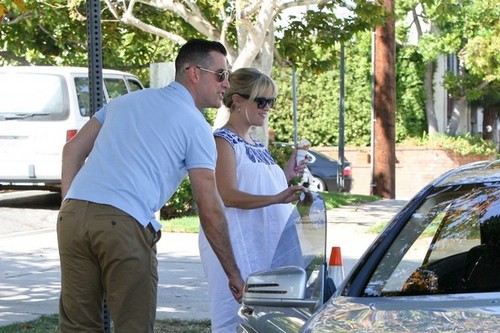 Reese Witherspoon and Jim Toth at Pinkberry [August 7, 2012]