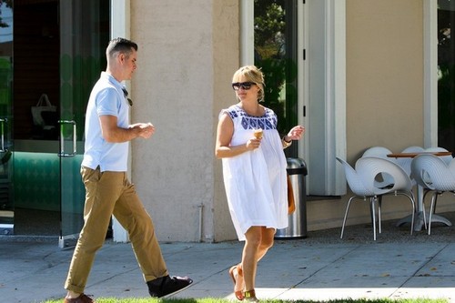  Reese Witherspoon and Jim Toth at Pinkberry [August 7, 2012]