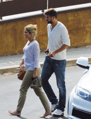  Shakira and Gerard having cena at El Masnou Harbour [July 29, 2012]