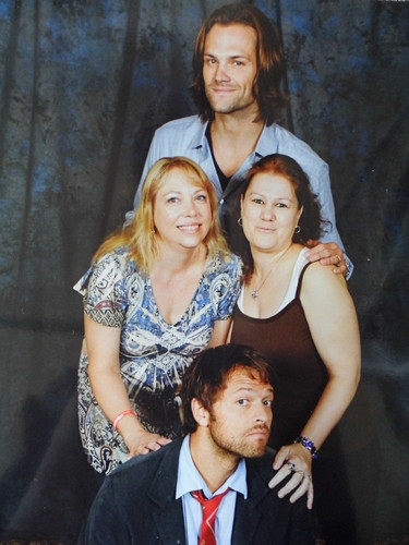  me and laurie (our picha with Jared & misha