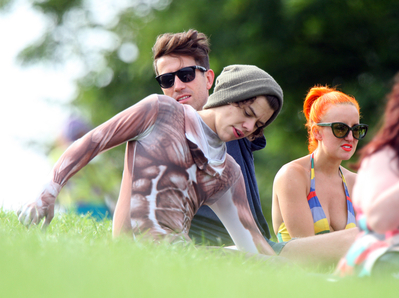  AUG 14TH - HARRY AT A PARK WITH বন্ধু