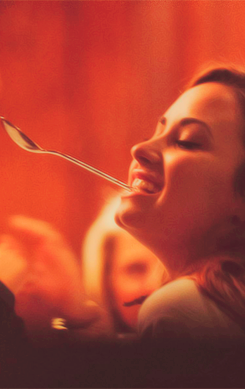 Demi-Holding-a-Spoon-with-her-Teeth-demi