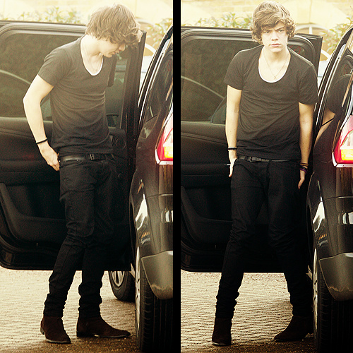 Harry looking sexy in black *_*