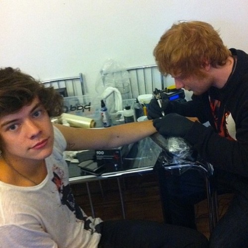  Harry’s padlock tattoo done por Ed Sheeran