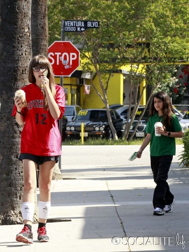  Paris Jackson and her brother Blanket Jackson