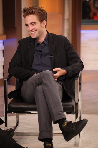  Robert Pattinson in Good Morning America