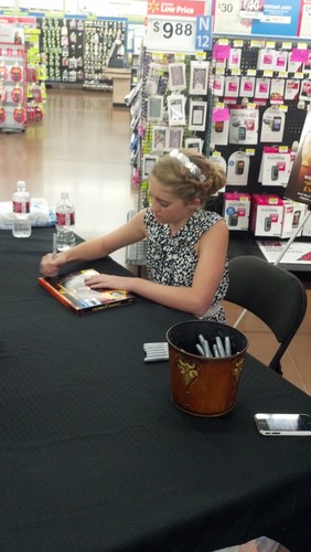 Willow Shields photo signing