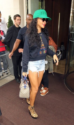  蕾哈娜 heading out in 伦敦 (August 28)
