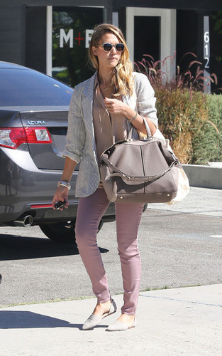  A Blonde Jessica Alba Shops In Beverly Hills [August 27, 2012]