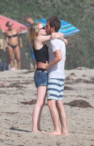  Andrew & Emma kissing on the ساحل سمندر, بیچ