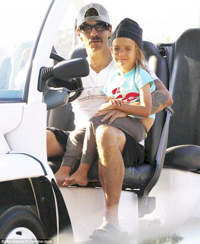  Anthony Kiedis takes son Everly 熊 for a ride [ August 20 ]