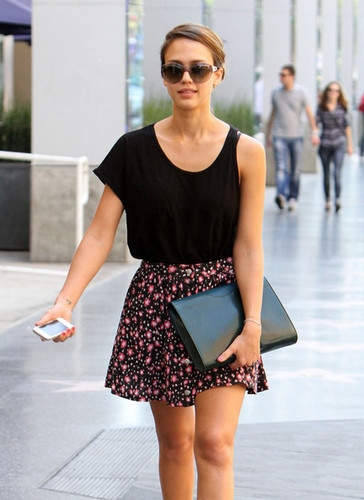  Jessica Alba Heads To A Meeting [August 19, 2012]