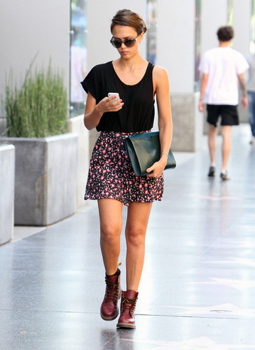  Jessica Alba Heads To A Meeting [August 19, 2012]