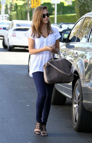  Jessica Alba Stopping oleh A Hair Salon In West Hollywood [August 25, 2012]