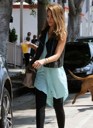  Jessica Alba Takes Her Girls to ناشتا, برونکہ [August 24, 2012]