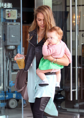 Jessica Alba Takes Her Girls to Brunch [August 24, 2012]
