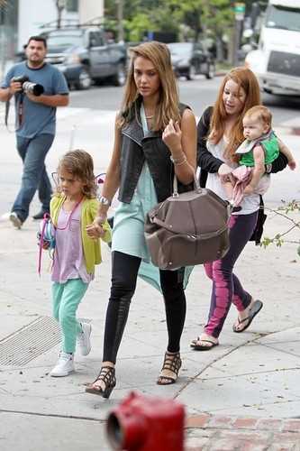  Jessica Alba Takes Her Girls to 早午餐 [August 24, 2012]