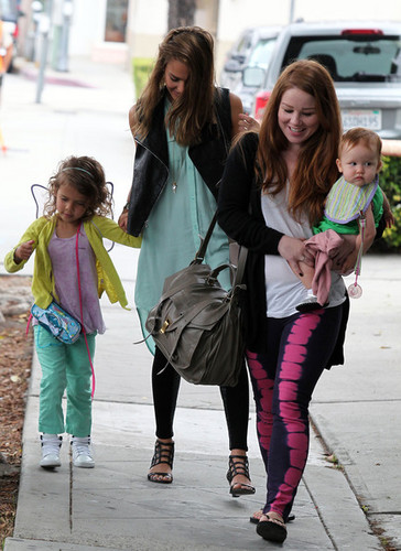 Jessica Alba Takes Her Girls to Brunch [August 24, 2012]