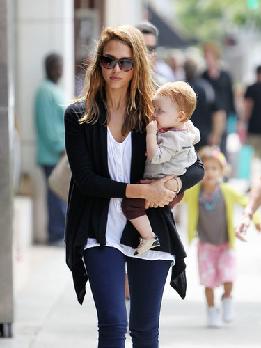  Jessica Alba and Family Go Out to Eat [August 25, 2012]