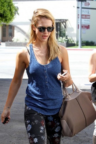 Jessica Alba at the Coffee Bean [August 26, 2012]