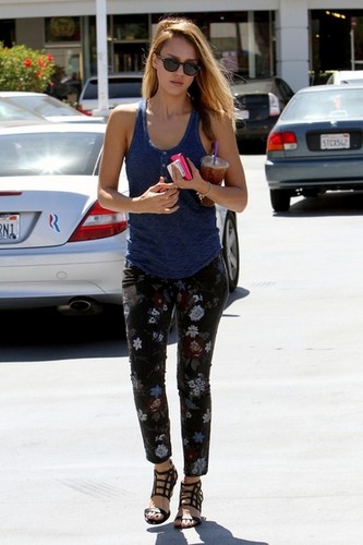 Jessica Alba at the Coffee Bean [August 26, 2012]