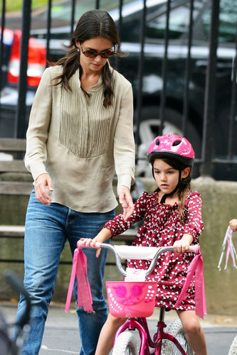  Katie And Suri Enjoy A hari At The Park [August 25, 2012]