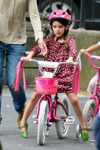  Katie And Suri Enjoy A araw At The Park [August 25, 2012]