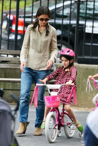 Katie And Suri Enjoy A Day At The Park [August 25, 2012]