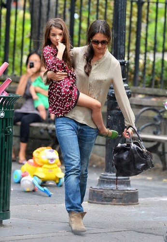  Katie And Suri Enjoy A hari At The Park [August 25, 2012]