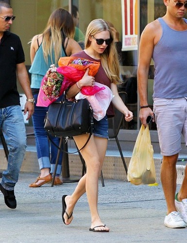  Amanda Seyfried Runs Errands in NYC [August 29, 2012]