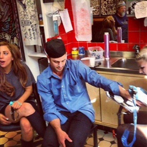  Gaga and Taylor in a tattoo saloon in Amsterdam!