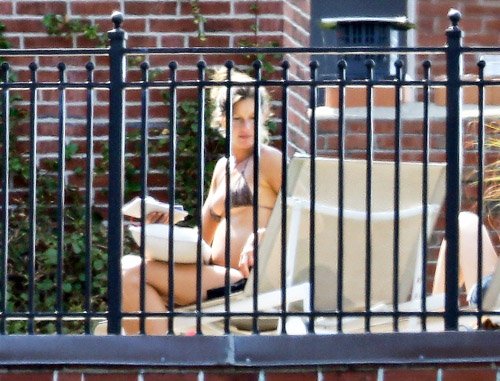  Gisele mostrando off her baby bump while sunbathing in a bikini in Boston (September 3)