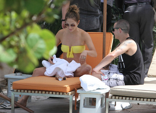  Jennifer Lopez Relaxes At The Pool With Her Kids And Casper [August 30, 2012]
