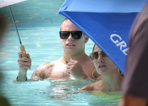  Jennifer Lopez Relaxes At The Pool With Her Kids And Casper [August 30, 2012]