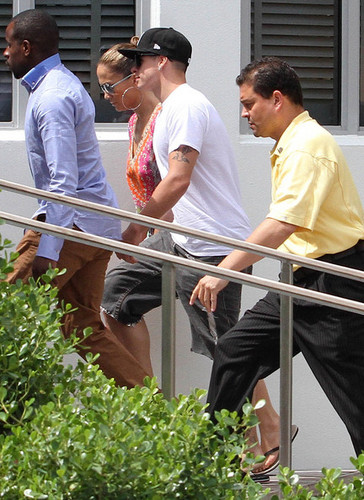 Jennifer Lopez and Casper Smart Go to Lunch [August 31, 2012]