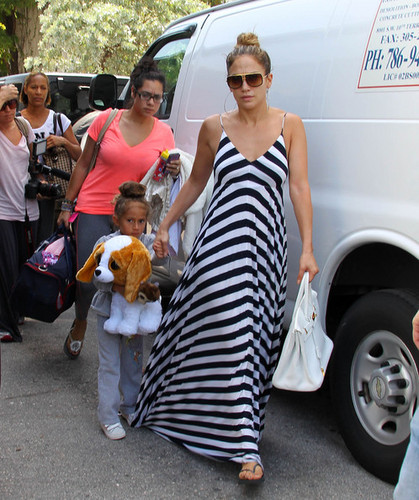 Jennifer Lopez and Family in Miami [August 30, 2012]