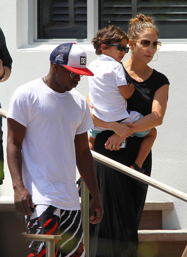  Jennifer Lopez and Family in Miami [August 30, 2012]