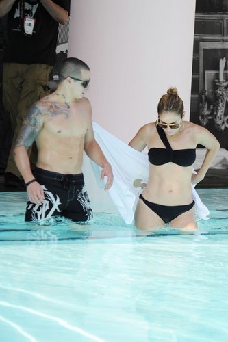  Jennifer Lopez at the Pool [September 1, 2012]
