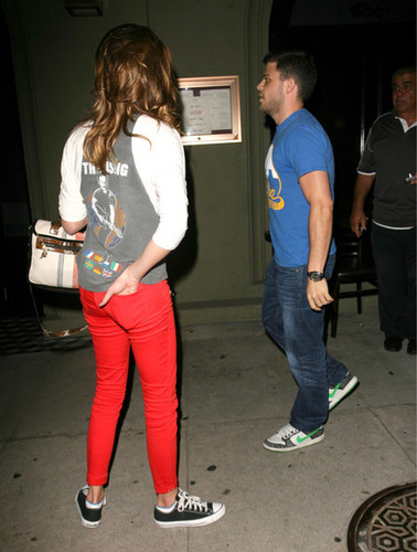  Jerry Ferrara Takes Katie Cassidy To ディナー (August 30)