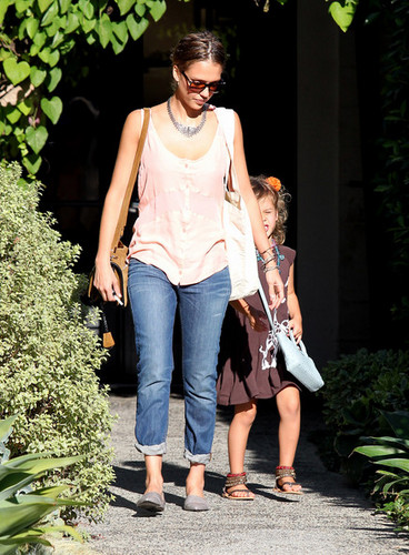  Jessica Alba Takes Honor to the Salon [August 31, 2012]