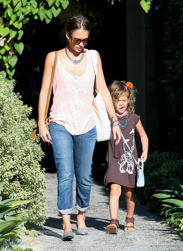  Jessica Alba Takes Honor to the Salon [August 31, 2012]
