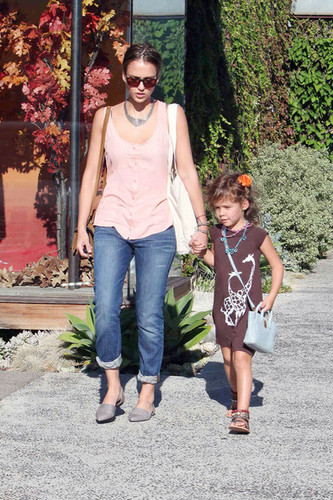 Jessica Alba Takes Honor to the Salon [August 31, 2012]
