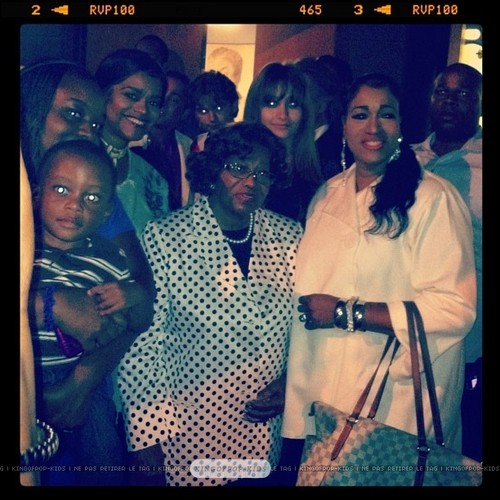  Katherine Jackson and her granddaughter Paris Jackson with 粉丝 in Gary, Indiana ♥♥