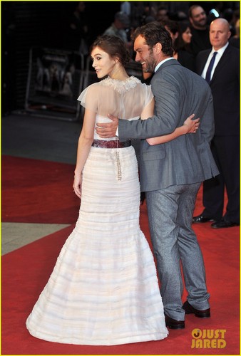  Keira attends the world premiere of Anna Karenina at the Odeon Leicester Square in Лондон