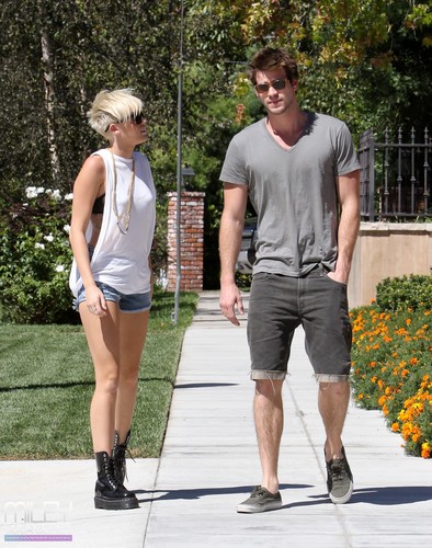  Miley Cyrus - Visiting A Friend In Pasadena [02/09]