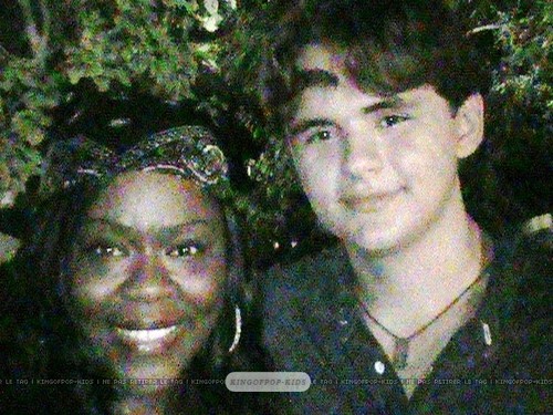  Prince Jackson with a fan in Gary, Indiana ♥♥
