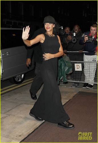  Rihanna arrives back to her hotel after a business meeting on Wednesday (August 29) in Londra